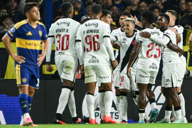 Vasco da Gama's midfielder #28 Adson (C) celebrates with teammates after scoring his team's first goal during the Copa Sudamericana semifinal first leg football match between Argentina's Boca Juniors and Brazil's Vasco da Gama at the Bombonera stadium in Buenos Aires on October 13, 2026. (Photo by Luis ROBAYO / AFP)