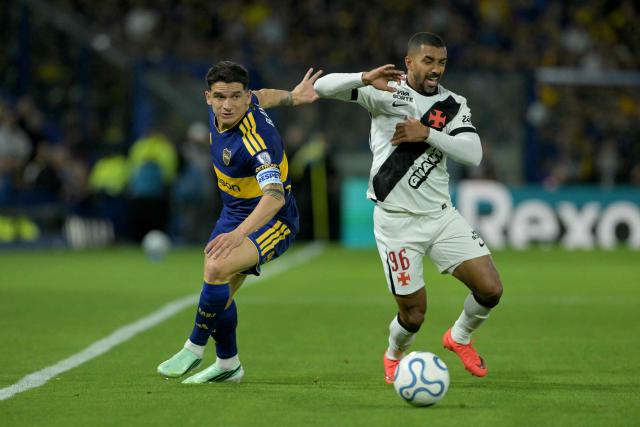 Boca Juniors' defender #03 Lautaro Blanco (L) and Vasco da Gama's defender #96 Paulo Henrique fight for the ball during the Copa Sudamericana semifinal first leg football match between Argentina's Boca Juniors and Brazil's Vasco da Gama at the Bombonera stadium in Buenos Aires on October 13, 2026. (Photo by JUAN MABROMATA / AFP)