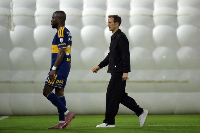 Boca Juniors' Ecuadorian forward #30 Enner Valencia and head coach Rodolfo Arruabarrena leave the pitch at the end of the first half during the Copa Sudamericana semifinal first leg football match between Argentina's Boca Juniors and Brazil's Vasco da Gama at the Bombonera stadium in Buenos Aires on October 13, 2026. (Photo by JUAN MABROMATA / AFP)