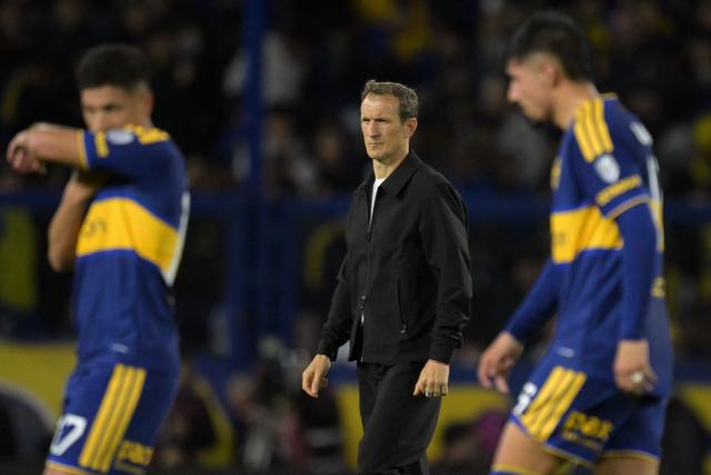 Boca Juniors' head coach Rodolfo Arruabarrena leaves the pitch at the end of the first half during the Copa Sudamericana semifinal first leg football match between Argentina's Boca Juniors and Brazil's Vasco da Gama at the Bombonera stadium in Buenos Aires on October 13, 2026. (Photo by JUAN MABROMATA / AFP)