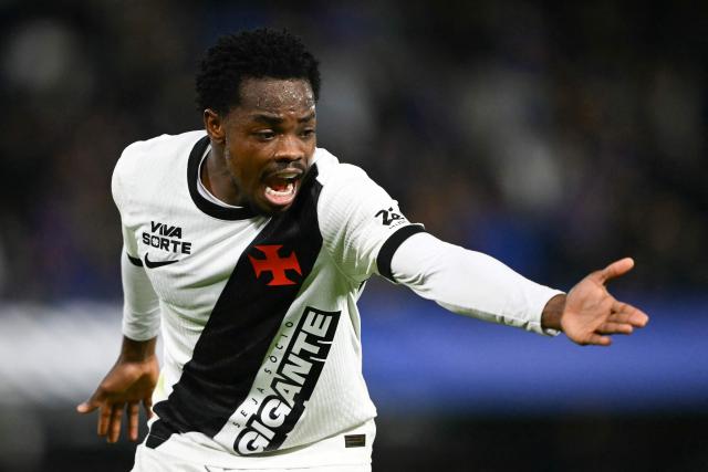 Vasco da Gama's Colombian forward #11 Andres Gomez reacts during the Copa Sudamericana semifinal first leg football match between Argentina's Boca Juniors and Brazil's Vasco da Gama at the Bombonera stadium in Buenos Aires on October 13, 2026. (Photo by Luis ROBAYO / AFP)