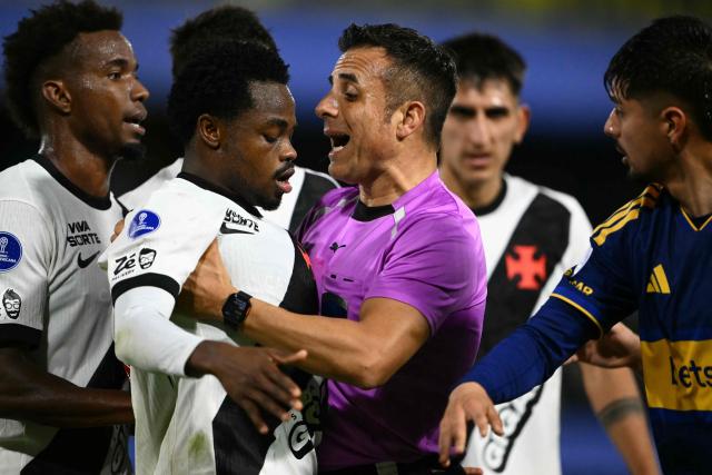 Chilean referee Piero Maza talks to Vasco da Gama's Colombian forward #11 Andres Gomez during the Copa Sudamericana semifinal first leg football match between Argentina's Boca Juniors and Brazil's Vasco da Gama at the Bombonera stadium in Buenos Aires on October 13, 2026. (Photo by Luis ROBAYO / AFP)