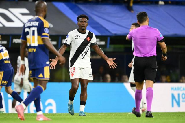 Vasco da Gama's midfielder #23 Thiago Mendes reacts during the Copa Sudamericana semifinal first leg football match between Argentina's Boca Juniors and Brazil's Vasco da Gama at the Bombonera stadium in Buenos Aires on October 13, 2026. (Photo by Luis ROBAYO / AFP)