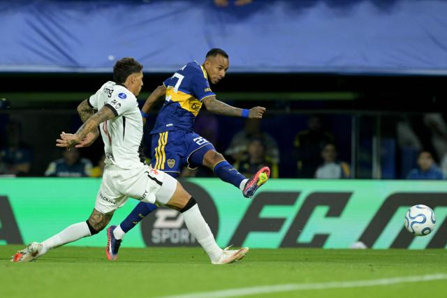 Boca Juniors' Colombian forward #22 Sebastian Villa kicks the ball past Vasco da Gama's Uruguayan defender #04 Alan Saldivia during the Copa Sudamericana semifinal first leg football match between Argentina's Boca Juniors and Brazil's Vasco da Gama at the Bombonera stadium in Buenos Aires on October 13, 2026. (Photo by JUAN MABROMATA / AFP)