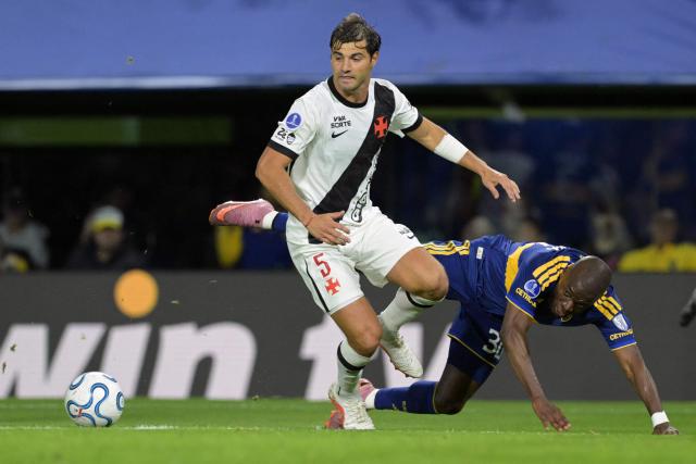 Boca Juniors' Ecuadorian forward #30 Enner Valencia (R) and Vasco da Gama's Argentine midfielder #05 Santiago Sosa fight for the ball during the Copa Sudamericana semifinal first leg football match between Argentina's Boca Juniors and Brazil's Vasco da Gama at the Bombonera stadium in Buenos Aires on October 13, 2026. (Photo by JUAN MABROMATA / AFP)