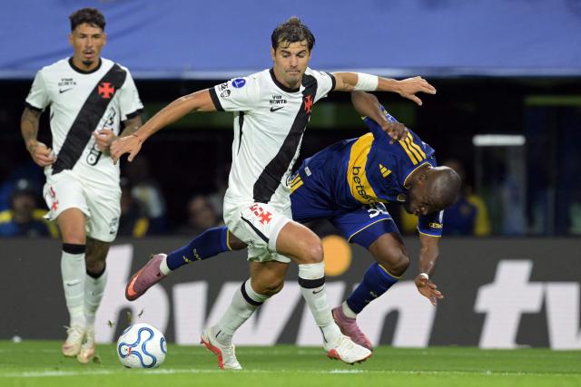 Boca Juniors' Ecuadorian forward #30 Enner Valencia (R) and Vasco da Gama's Argentine midfielder #05 Santiago Sosa fight for the ball during the Copa Sudamericana semifinal first leg football match between Argentina's Boca Juniors and Brazil's Vasco da Gama at the Bombonera stadium in Buenos Aires on October 13, 2026. (Photo by JUAN MABROMATA / AFP)