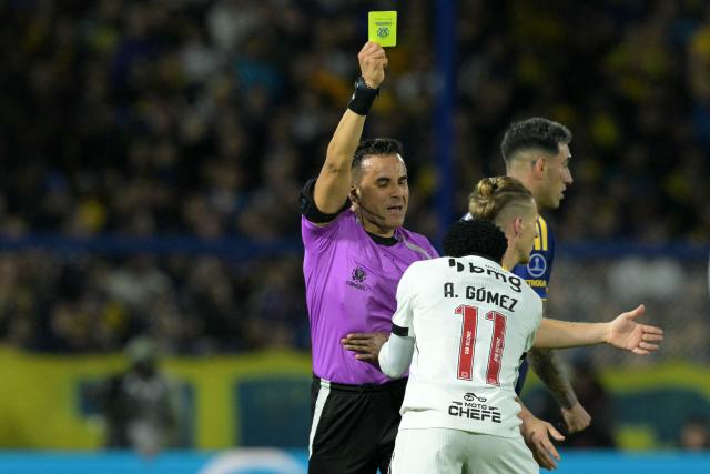 Chilean referee Piero Maza shows a yellow card to Vasco da Gama's Colombian forward #11 Andres Gomez during the Copa Sudamericana semifinal first leg football match between Argentina's Boca Juniors and Brazil's Vasco da Gama at the Bombonera stadium in Buenos Aires on October 13, 2026. (Photo by JUAN MABROMATA / AFP)