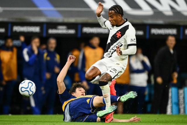 Boca Juniors' defender #42 Facundo Herrera (L) and Vasco da Gama's midfielder #03 Tche Tche fight for the ball during the Copa Sudamericana semifinal first leg football match between Argentina's Boca Juniors and Brazil's Vasco da Gama at the Bombonera stadium in Buenos Aires on October 13, 2026. (Photo by Luis ROBAYO / AFP)