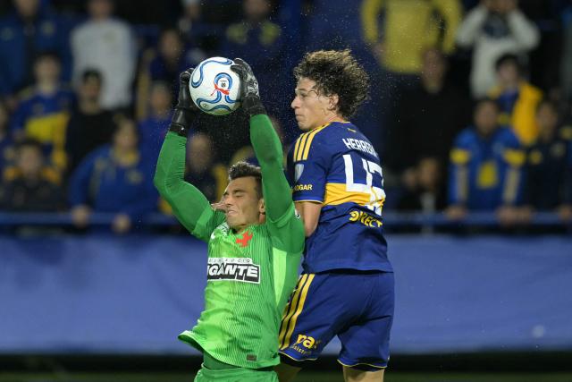 Vasco da Gama's goalkeeper #01 Leo Jardim catches the ball past Boca Juniors' defender #42 Facundo Herrera during the Copa Sudamericana semifinal first leg football match between Argentina's Boca Juniors and Brazil's Vasco da Gama at the Bombonera stadium in Buenos Aires on October 13, 2026. (Photo by JUAN MABROMATA / AFP)