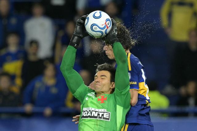 Vasco da Gama's goalkeeper #01 Leo Jardim catches the ball past Boca Juniors' defender #42 Facundo Herrera during the Copa Sudamericana semifinal first leg football match between Argentina's Boca Juniors and Brazil's Vasco da Gama at the Bombonera stadium in Buenos Aires on October 13, 2026. (Photo by JUAN MABROMATA / AFP)