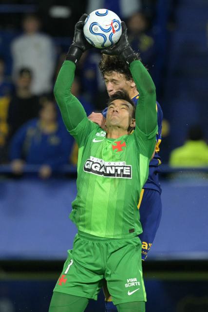 Vasco da Gama's goalkeeper #01 Leo Jardim catches the ball past Boca Juniors' defender #42 Facundo Herrera during the Copa Sudamericana semifinal first leg football match between Argentina's Boca Juniors and Brazil's Vasco da Gama at the Bombonera stadium in Buenos Aires on October 13, 2026. (Photo by JUAN MABROMATA / AFP)