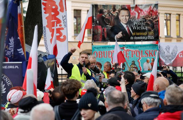 Anti-government demonstrators protest in front of the Constitutional Court, Poland's highest court, in Warsaw on October 14, 2026. Hundreds of right-wing demonstrators clashed with police in front of Poland's highest court on October 14, attempting to block its judges from entering the building and defending its overhaul by the previous government. (Photo by Wojtek RADWANSKI / AFP)