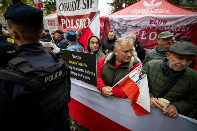 Anti-government protestors attend a demonstration in front of the Constitutional Court, Poland's highest court, in Warsaw on October 14, 2026. Right-wing protestors clashed with police in front of Poland's highest court on October 14, attempting to block its judges from entering the building and defending its overhaul by the previous government. (Photo by Wojtek RADWANSKI / AFP)