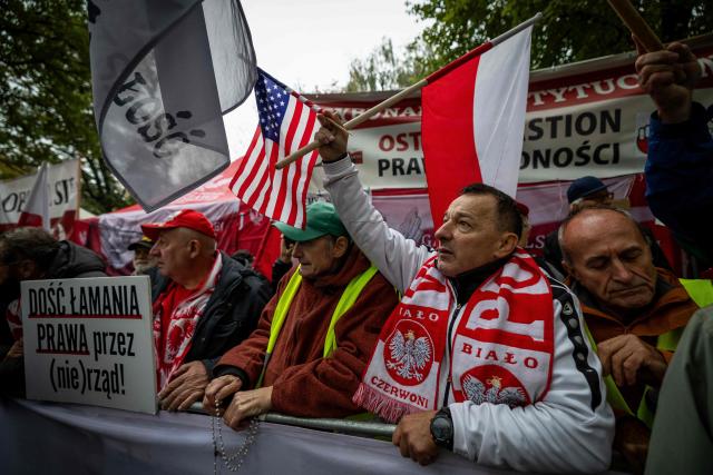Anti-government protestors attend a demonstration in front of the Constitutional Court, Poland's highest court, in Warsaw on October 14, 2026. Right-wing protestors clashed with police in front of Poland's highest court on October 14, attempting to block its judges from entering the building and defending its overhaul by the previous government. (Photo by Wojtek RADWANSKI / AFP)