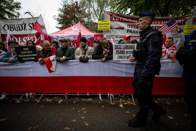 Anti-government protestors attend a demonstration in front of the Constitutional Court, Poland's highest court, in Warsaw on October 14, 2026. Right-wing protestors clashed with police in front of Poland's highest court on October 14, attempting to block its judges from entering the building and defending its overhaul by the previous government. (Photo by Wojtek RADWANSKI / AFP)