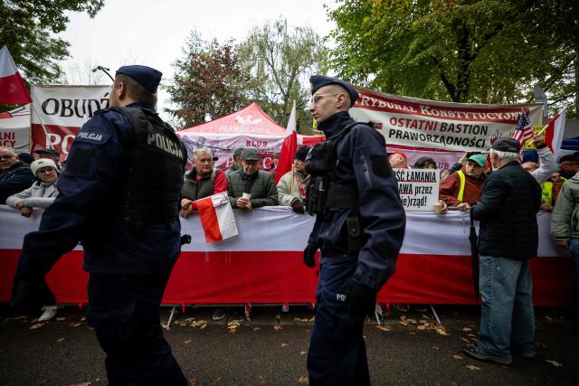 Anti-government protestors attend a demonstration in front of the Constitutional Court, Poland's highest court, in Warsaw on October 14, 2026. Right-wing protestors clashed with police in front of Poland's highest court on October 14, attempting to block its judges from entering the building and defending its overhaul by the previous government. (Photo by Wojtek RADWANSKI / AFP)