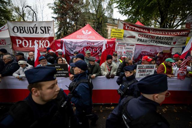 Anti-government protestors attend a demonstration in front of the Constitutional Court, Poland's highest court, in Warsaw on October 14, 2026. Right-wing protestors clashed with police in front of Poland's highest court on October 14, attempting to block its judges from entering the building and defending its overhaul by the previous government. (Photo by Wojtek RADWANSKI / AFP)