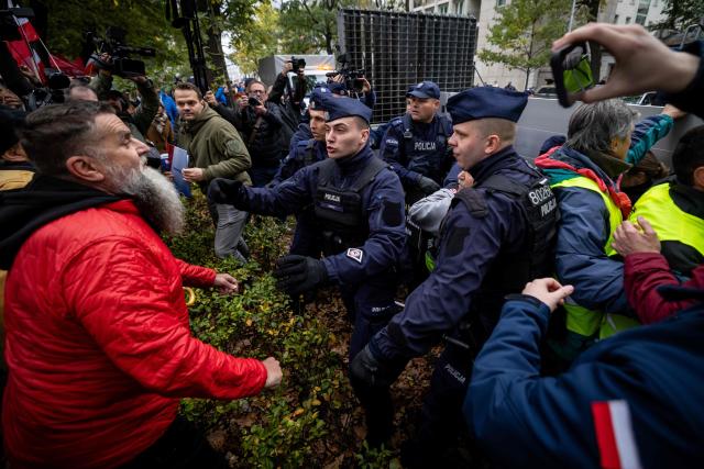 Police clash with anti-government protestors during a demonstration in front of the Constitutional Court, Poland's highest court, in Warsaw on October 14, 2026. Right-wing protestors clashed with police in front of Poland's highest court on October 14, attempting to block its judges from entering the building and defending its overhaul by the previous government. (Photo by Wojtek RADWANSKI / AFP)