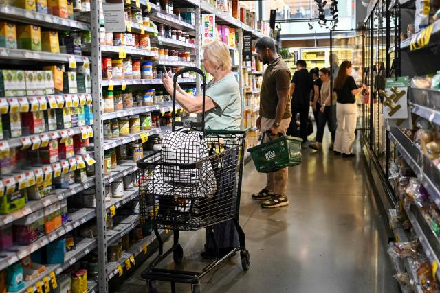 (FILES) People shop for groceries at a supermarket in Manhattan on August 25, 2026 in New York City. US consumer inflation climbed more than anticipated in September, government data showed October 14, 2026, as the US war with Iran pushed energy costs higher, deepening strains on American households ahead of next month's midterm elections. The consumer price index (CPI) was slightly hotter than analysts expected, rising to 3.7 percent on a year-on-year basis, said the Department of Labor. This was an acceleration from 3.4 percent in August. (Photo by ANGELA WEISS / AFP)