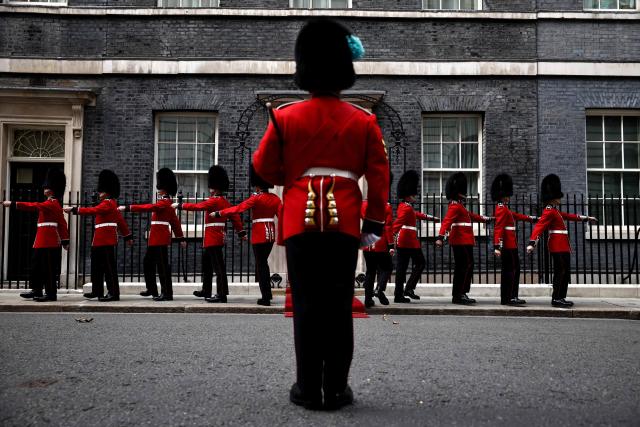 12th company Irish guards arrive outside 10 Downing Street before the arrival of Ukraine's President Volodymyr Zelensky, in central London, on October 14, 2026. (Photo by Henry NICHOLLS / AFP)