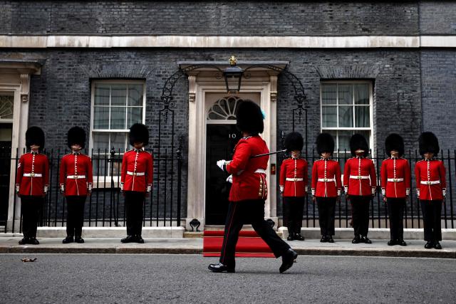 12th company Irish guards stand outside 10 Downing Street awaiting the arrival of Ukraine's President Volodymyr Zelensky, in central London, on October 14, 2026. (Photo by Henry NICHOLLS / AFP)