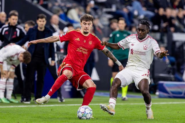 LASK's Austrian forward #27 Christoph Lang (L) and Liverpool's Dutch defender #30 Jeremie Frimpong vie for the ball during the UEFA Champions League football match between LASK and Liverpool FC in Linz, Austria on October 14, 2026. (Photo by Branislav Racko / AFP)