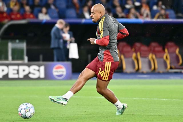 AS Roma's Dutch forward #14 Donyell Malen warms up before the UEFA Champions League - 1st round day 2 football match between AS Roma and Real Madrid at the Olympic Stadium in Rome on October 14, 2026. (Photo by Filippo MONTEFORTE / AFP)