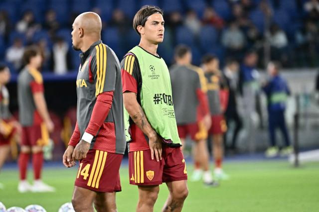 AS Roma's Dutch forward #14 Donyell Malen and AS Roma's Argentine forward #21 Paulo Dybala warm up before the UEFA Champions League - 1st round day 2 football match between AS Roma and Real Madrid at the Olympic Stadium in Rome on October 14, 2026. (Photo by Filippo MONTEFORTE / AFP)