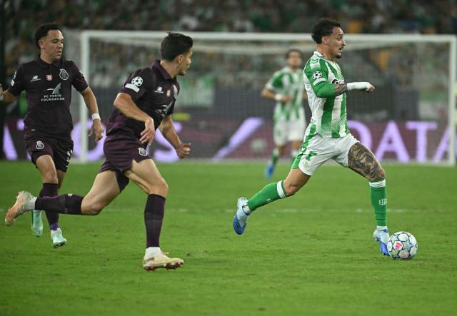 Real Betis' Brazilian forward #07 Antony Matheus Dos Santos controls the ball during the UEFA Champions League 1st round day 2 football match between Real Betis and FC Porto at Benito Villamarin Stadium in Seville on October 14, 2026. (Photo by Javier SORIANO / AFP)