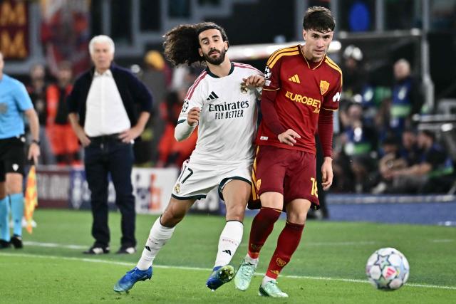 Real Madrid's Spanish defender #17 Marc Cucurella fights for the ball with AS Roma's Argentine forward #18 Matías Soulé during the UEFA Champions League - 1st round day 2 football match between AS Roma and Real Madrid at the Olympic Stadium in Rome on October 14, 2026. (Photo by Filippo MONTEFORTE / AFP)