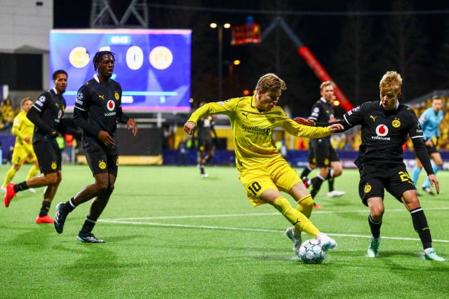 Bodo/Glimt's Norwegian forward #10 Jens Petter Hauge (C) and Dortmund's Swedish defender #24 Daniel Svensson vie for the ball during the UEFA Champions League football match between Bodo/Glimt and BVB Borussia Dortmund at the Aspmyra stadium in Bodo, Norway on October 14 2026. (Photo by Mats Torbergsen / NTB / AFP) / Norway OUT