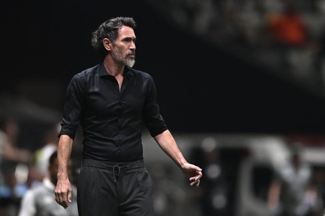 Atletico Mineiro's Argentine head coach Eduardo Dominguez gestures during the Copa Sudamericana semifinal first leg football match between Brazil's Atletico Mineiro and Uruguay's Montevideo City Torque at the Arena MRV stadium in Belo Horizonte, Brazil on October 14, 2026. (Photo by GLEDSTON TAVARES / AFP)