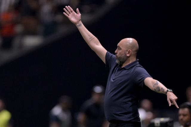 Montevideo City Torque's head coach Marcelo Mendez Russo gestures during the Copa Sudamericana semifinal first leg football match between Brazil's Atletico Mineiro and Uruguay's Montevideo City Torque at the Arena MRV stadium in Belo Horizonte, Brazil on October 14, 2026. (Photo by DOUGLAS MAGNO / AFP)