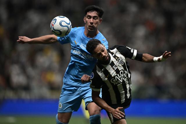 Montevideo City Torque's forward #09 Salomon Rodriguez and Atletico Mineiro's defender #06 Renan Lodi fight for the ball during the Copa Sudamericana semifinal first leg football match between Brazil's Atletico Mineiro and Uruguay's Montevideo City Torque at the Arena MRV stadium in Belo Horizonte, Brazil on October 14, 2026. (Photo by GLEDSTON TAVARES / AFP)