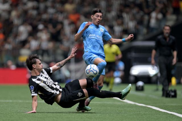 Atletico Mineiro's midfielder #40 Vitinho (L) and Montevideo City Torque's Argentine midfielder #10 Esteban Obregon fight for the ball during the Copa Sudamericana semifinal first leg football match between Brazil's Atletico Mineiro and Uruguay's Montevideo City Torque at the Arena MRV stadium in Belo Horizonte, Brazil on October 14, 2026. (Photo by DOUGLAS MAGNO / AFP)
