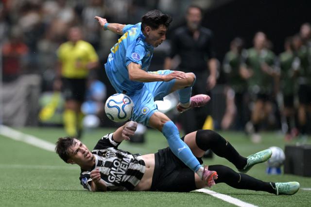 Atletico Mineiro's midfielder #40 Vitinho (L) and Montevideo City Torque's Argentine midfielder #10 Esteban Obregon fight for the ball during the Copa Sudamericana semifinal first leg football match between Brazil's Atletico Mineiro and Uruguay's Montevideo City Torque at the Arena MRV stadium in Belo Horizonte, Brazil on October 14, 2026. (Photo by DOUGLAS MAGNO / AFP)