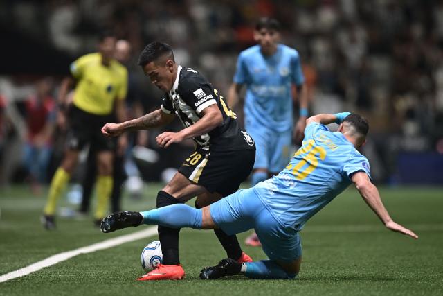 Atletico Mineiro's Argentine midfielder #28 Tomas Cuello and Montevideo City Torque's defender #26 Facundo Silvera fight for the ball during the Copa Sudamericana semifinal first leg football match between Brazil's Atletico Mineiro and Uruguay's Montevideo City Torque at the Arena MRV stadium in Belo Horizonte, Brazil on October 14, 2026. (Photo by GLEDSTON TAVARES / AFP)