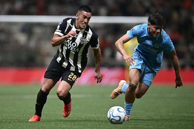 Atletico Mineiro's Argentine midfielder #28 Tomas Cuello and Montevideo City Torque's Argentine defender #02 Brian Gutierrez fight for the ball during the Copa Sudamericana semifinal first leg football match between Brazil's Atletico Mineiro and Uruguay's Montevideo City Torque at the Arena MRV stadium in Belo Horizonte, Brazil on October 14, 2026. (Photo by GLEDSTON TAVARES / AFP)