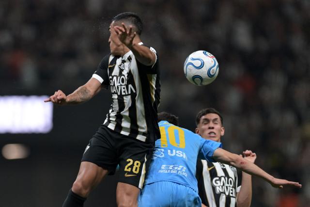 Atletico Mineiro's Argentine midfielder #28 Tomas Cuello and Montevideo City Torque's Argentine midfielder #10 Esteban Obregon fight for the ball during the Copa Sudamericana semifinal first leg football match between Brazil's Atletico Mineiro and Uruguay's Montevideo City Torque at the Arena MRV stadium in Belo Horizonte, Brazil on October 14, 2026. (Photo by DOUGLAS MAGNO / AFP)