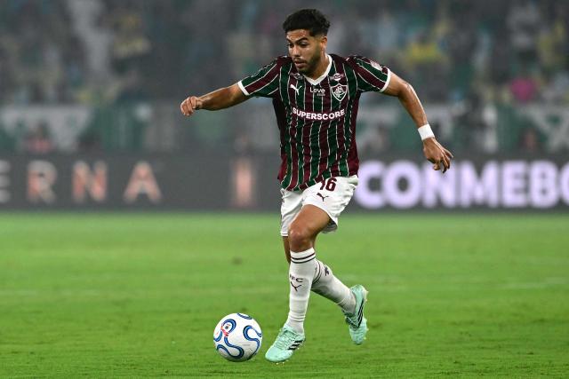 Fluminense's midfielder #16 Nonato controls the ball during the Copa Libertadores semifinal first leg football match between Brazil's Fluminense and Palmeiras at the Maracana stadium in Rio de Janeiro, Brazil, on October 14, 2026. (Photo by Pablo PORCIUNCULA / AFP)