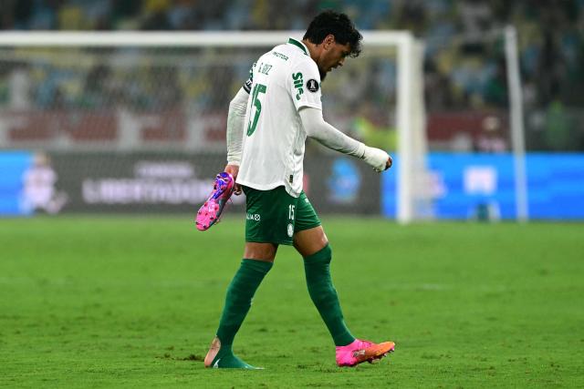 Palmeiras' Paraguayan defender #15 Gustavo Gomez leaves the pitch to change his sock during the Copa Libertadores semifinal first leg football match between Brazil's Fluminense and Palmeiras at the Maracana stadium in Rio de Janeiro, Brazil, on October 14, 2026. (Photo by Pablo PORCIUNCULA / AFP)