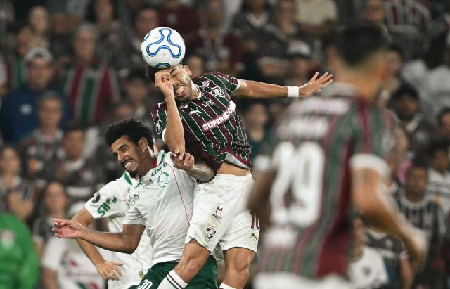 Palmeiras' midfielder #30 Lucas Evangelista and Fluminense's midfielder #16 Nonato fight for the ball during the Copa Libertadores semifinal first leg football match between Brazil's Fluminense and Palmeiras at the Maracana stadium in Rio de Janeiro, Brazil, on October 14, 2026. (Photo by MAURO PIMENTEL / AFP)