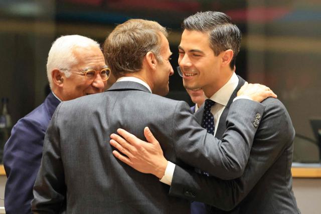 France's President Emmanuel Macron (C) greets Netherlands' Prime Minister Rob Jetten ahead of a round table as part of a European Union summit at the EU headquarters in Brussels on October 15, 2026. EU leaders head on October 15, 2026 for their biggest clash yet over the bloc's next long-term budget, as they race to lock in a deal before next year's French presidential election. (Photo by Ludovic MARIN / AFP)