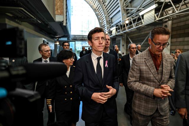 France's Education Minister Edouard Geffray (C) speaks with Principal Thierry Malewicz (R) during a visit to the Les Iris high school, which was partially ransacked by protesters on October 8 on the sidelines of a nationwide protest movement over learning conditions, in Lormont, a Bordeaux suburb, south-western France on October 15, 2026. (Photo by Christophe ARCHAMBAULT / AFP)