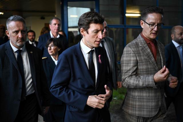 France's Education Minister Edouard Geffray (C) speaks with Principal Thierry Malewicz (R) during a visit to the Les Iris high school, which was partially ransacked by protesters on October 8 on the sidelines of a nationwide protest movement over learning conditions, in Lormont, a Bordeaux suburb, south-western France on October 15, 2026. (Photo by Christophe ARCHAMBAULT / AFP)