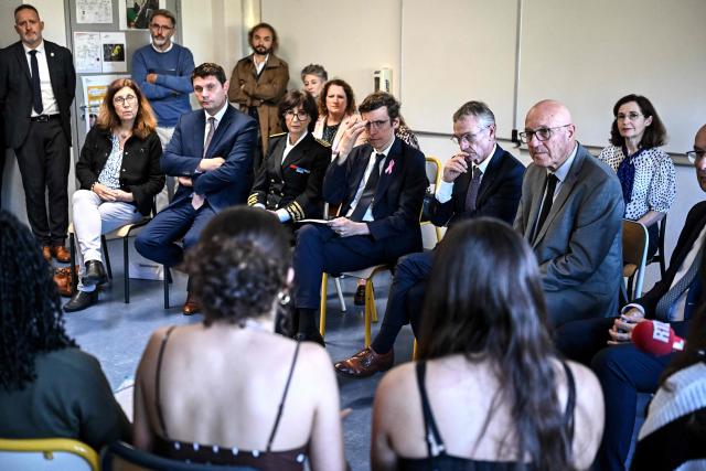 France's Education Minister Edouard Geffray (C) speaks with students next to Gironde prefect Sophie Brocas (C,L) during a visit to the Graves high school in Gradignan, a Bordeaux suburb, on October 15, 2026. Replacement problems in the 114 high schools classified as priority by the National Education Ministry will be resolved when classes resume after the All Saints' Day holidays, Education Minister Edouard Geffray said on October 15, 2026 during a visit to the Gironde department. (Photo by Christophe ARCHAMBAULT / AFP)