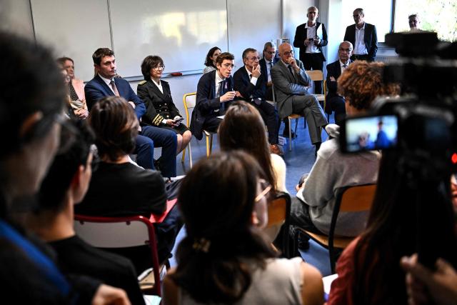 France's Education Minister Edouard Geffray (C) speaks with students next to Gironde prefect Sophie Brocas (C,L) during a visit to the Graves high school in Gradignan, a Bordeaux suburb, on October 15, 2026. Replacement problems in the 114 high schools classified as priority by the National Education Ministry will be resolved when classes resume after the All Saints' Day holidays, Education Minister Edouard Geffray said on October 15, 2026 during a visit to the Gironde department. (Photo by Christophe ARCHAMBAULT / AFP)