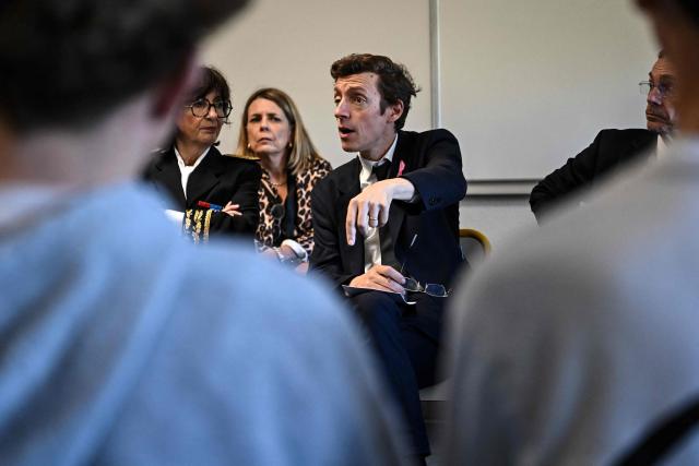 France's Education Minister Edouard Geffray speaks with students during a visit to the Graves high school in Gradignan, a Bordeaux suburb, on October 15, 2026. Replacement problems in the 114 high schools classified as priority by the National Education Ministry will be resolved when classes resume after the All Saints' Day holidays, Education Minister Edouard Geffray said on October 15, 2026 during a visit to the Gironde department. (Photo by Christophe ARCHAMBAULT / AFP)