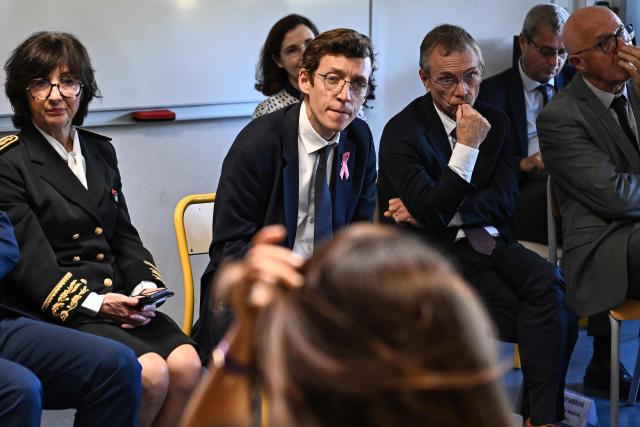 France's Education Minister Edouard Geffray (C) speaks with students next to Gironde prefect Sophie Brocas (L) during a visit to the Graves high school in Gradignan, a Bordeaux suburb, on October 15, 2026. Replacement problems in the 114 high schools classified as priority by the National Education Ministry will be resolved when classes resume after the All Saints' Day holidays, Education Minister Edouard Geffray said on October 15, 2026 during a visit to the Gironde department. (Photo by Christophe ARCHAMBAULT / AFP)