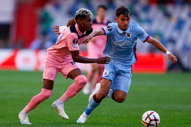 Sunderland's Ecuadorian forward #10 Nilson Angulo (L) vies for the ball with SCU Torreense's Spanish forward #11 Manuel Pozo during the Europa League round 1 day 2 football match between SCU Torreense and Sunderland AFC at the Dr. Magalhaes Pessoa Stadium in Leiria on October 15, 2026. (Photo by FILIPE AMORIM / AFP)